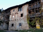 89 Antica casa di Mediglio con caratteristici ballatoi